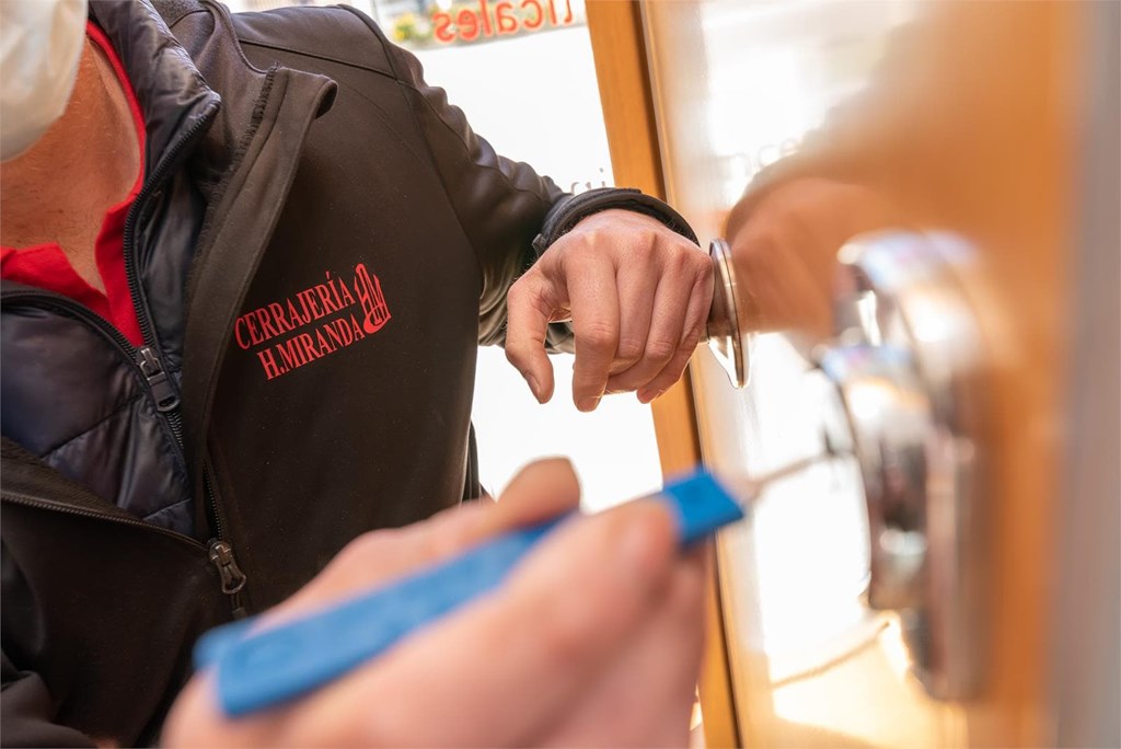 ¿Cómo cambian una cerradura nuestros cerrajeros en Vigo?