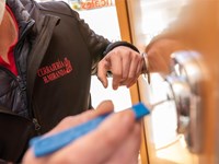 ¿Cómo cambian una cerradura nuestros cerrajeros en Vigo?