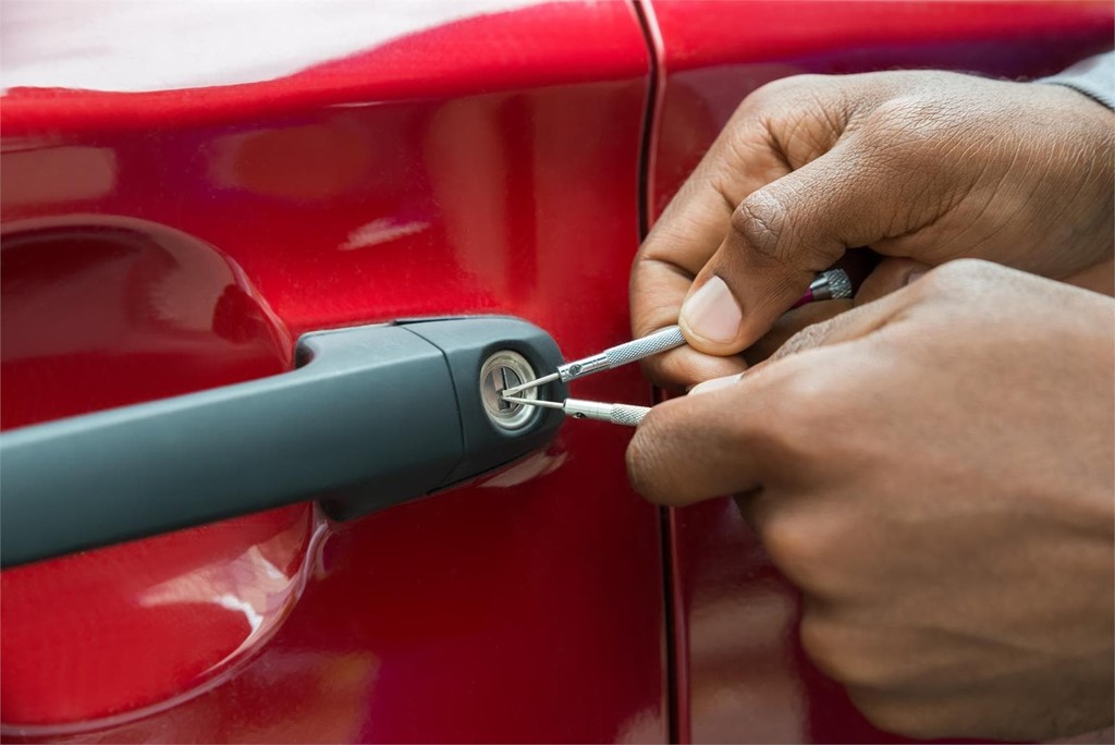 ¿Cómo realiza un cerrajero la apertura de puertas de coche?