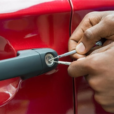 ¿Cómo realiza un cerrajero la apertura de puertas de coche?
