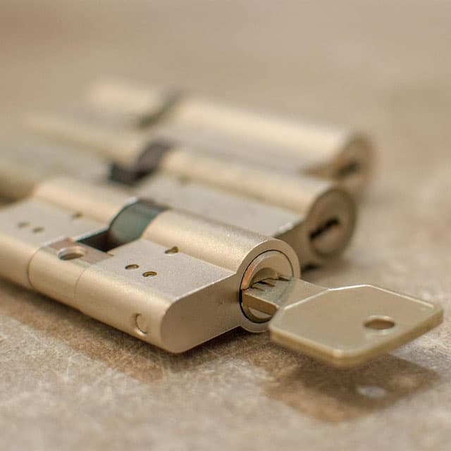 Expertos en instalación de bombillos de alta seguridad en Vigo