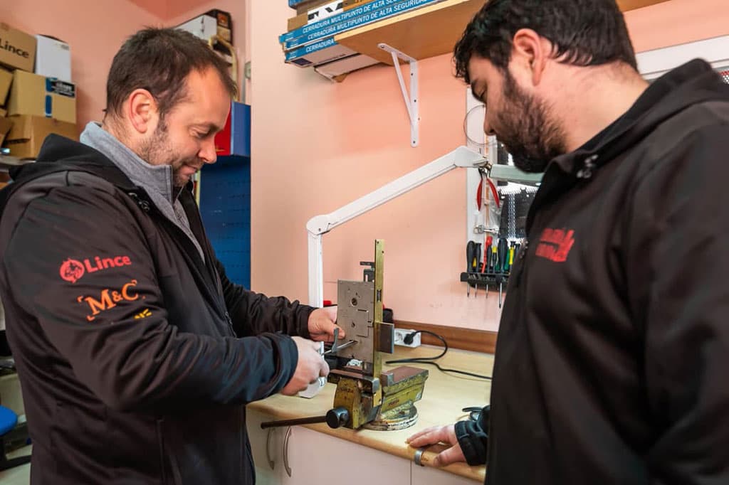 Profesionales de la cerrajería a su disposición