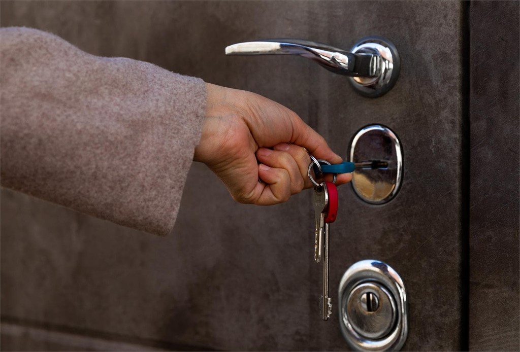 ¿Por qué instalar cerrojos y qué beneficios ofrece la colocación de segundas cerraduras?