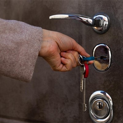 ¿Por qué instalar cerrojos y qué beneficios ofrece la colocación de segundas cerraduras?